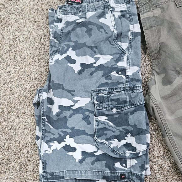 Men's Camo Cargo Utility Shorts - 34 waist - Picture 3 of 11